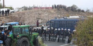 “Φτιάχνουν” μπλόκα σ’όλη τη χώρα οι αγρότες – Σφίγγουν τον κλοιό με αποκλεισμούς δρόμων και τελωνείων (φωτό) Mploka agroton