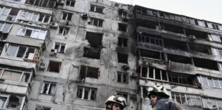 Διασώστες κοντά σε πολυκατοικία που επλήγη από ρωσική επιδρομή Oukrania