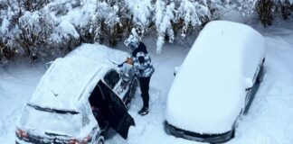 Πολωνία: Σφοδρή χιονόπτωση άφησε εγκλωβισμένους οδηγούς σε ουρές έως και 20 χλμ. (φωτό) Polonia xionoptosi oures odigoi 696x465