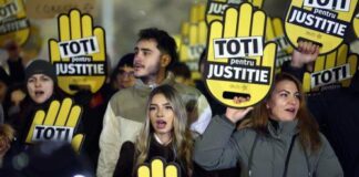 Χιλιάδες άνθρωποι διαδήλωσαν στο Βουκουρέστι κατά της διαφθοράς Roumania diadiloseis