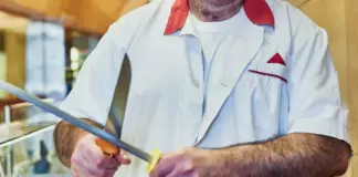 Λάρισα: Συνελήφθη 47χρονος κρεοπώλης με κοκαΐνη, όπλο και μετρητά – Ήταν έξω με αναστολή Shutterstock xasapis kreopoleio.jpg