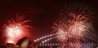 Πρωτοχρονιά: Το Σίδνεϊ υποδέχθηκε το 2026 με φόρο τιμής στα θύματα της επίθεσης στην παραλία Bondi Sidnei protoxronia thymata bondi 696x464