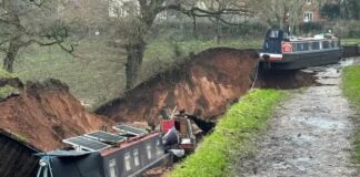 ΦΩΤΟ: Τρύπα «στέγνωσε» κανάλι και κατάπιε βάρκες στο Σροπσάιρ Trypa varkes