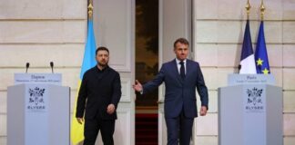 Απόπειρα για ειρηνευτική διέξοδο: Ζελένσκι και Μακρόν σε χαμηλούς τόνους στο Παρίσι Zelensky macron 696x464