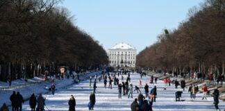 Άνθρωποι κάνουν πατινάζ μπροστά από το παλάτι Nymphenburg στο Μόναχο της Γερμανίας Screenshot 2026 01 05