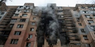 Καπνός από πολυκατοικία στην Ουκρανία μετά από ρωσική επιδρομή Screenshot 2026 01 27