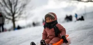 Ένα κορίτσι σε χιονισμένο λόφο μετά τη μεγάλη χειμερινή καταιγίδα στις ΗΠΑ Screenshot 2026 01 27