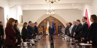 Μονόλεπτο σιγή στη μνήμη Γ. Βασιλείου τήρησε το Υπουργικό Συμβούλιο YPOYRGIKO MONOLEPTOS SIGH