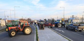 Αγρότες: Συνεχίζονται οι κινητοποιήσεις στο μπλόκο της Νίκαιας Agrotes trakter mploko nikaia
