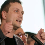 «Αρκετά πια» λέει ο Πρωθυπουργός Γροιλανδίας μετά τις νέες δηλώσεις Τραμπ – Δηλώνει ανοιχτός σε διάλογο Ap jens frederik nielsen groilandia prothipourgos 696x392