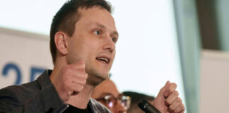 «Αρκετά πια» λέει ο Πρωθυπουργός Γροιλανδίας μετά τις νέες δηλώσεις Τραμπ – Δηλώνει ανοιχτός σε διάλογο Ap jens frederik nielsen groilandia prothipourgos 696x392