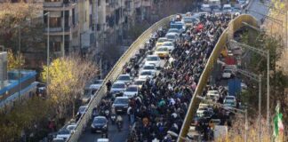 Νεκρός αστυνομικός από πυρά στις διαδηλώσεις στο Ιράν, ρίψη δακρυγόνων σε νοσοκομείο Cache 500x500 9594037