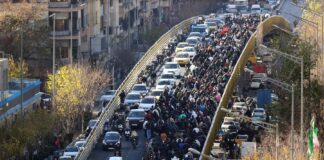 Ιράν σε αναβρασμό: Η οικονομική κρίση πυροδοτεί μαζικές διαδηλώσεις και αιματηρές συγκρούσεις Iran diadiloseis