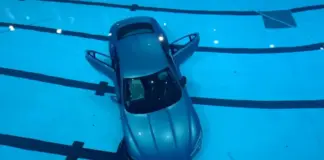 Μια Jaguar στον πάτο της πισίνας Jaguar pool 1200x675