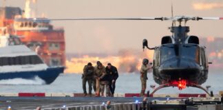 ΦΩΤΟ: Οδηγείται στο δικαστήριο με χειροπέδες ο Μαδούρο – Με ελικόπτερο η μεταφορά του Madoyro