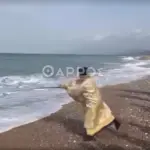 Ευρηματικός ιερέας στη Μεσσηνία: Έριξε τον Σταυρό στη θάλασσα με καλάμι ψαρέματος (ΒΙΝΤΕΟ) Papaskalami tharros.jpg