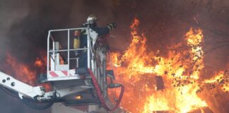 Φωτιά στη στέγη κατοικίας στα Κονιά λόγω τζακιού, εξήλθαν με ασφάλεια ένοικοι Pyrkagia spiti