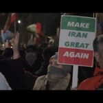 Διαδηλωτές διαμαρτύρονται έξω από την ιρανική πρεσβεία στο Λονδίνο εν μέσω αναταραχής στο Ιράν 366528