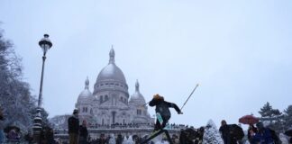 Σκιέρ μετέτρεψαν τα σκαλιά της Σακρ Κερ σε πίστα σκι Skier paris
