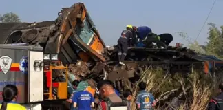 Ταϊλάνδη: Τουλάχιστον 22 νεκροί σε σιδηροδρομικό δυστύχημα (ΒΙΝΤΕΟ) Thailand treno distixima ap.jpg