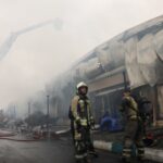 Πυροσβέστες στον τόπο πυρκαγιάς στην αγορά Janat Abad στην Τεχεράνη Screenshot 2026 02 03