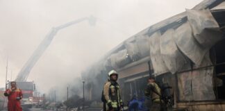 Πυροσβέστες στον τόπο πυρκαγιάς στην αγορά Janat Abad στην Τεχεράνη Screenshot 2026 02 03