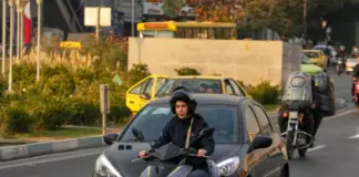 Eπιτρέπεται πλέον στις γυναίκες στο Ιράν να οδηγούν μοτοσικλέτα Ap iran gynaikes.jpg