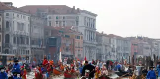 Μαγικές εικόνες από την έναρξη του Καρναβαλιού στη Βενετία Ap venetia karnavali.jpg