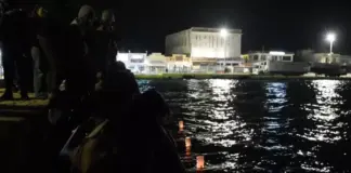 Χίος: Φαναράκια στη θάλασσα στη μνήμη των θυμάτων – «Γέμισε η Μεσόγειος κορμιά μεταναστών» φώναζαν διαδηλωτές Fanarakia xios orangepress.png