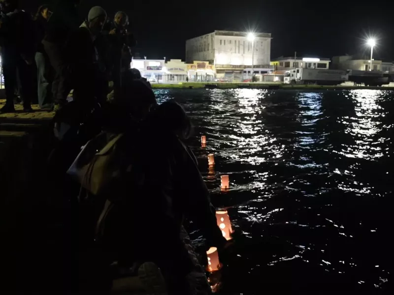 Χίος: Φαναράκια στη θάλασσα στη μνήμη των θυμάτων – «Γέμισε η Μεσόγειος κορμιά μεταναστών» φώναζαν διαδηλωτές