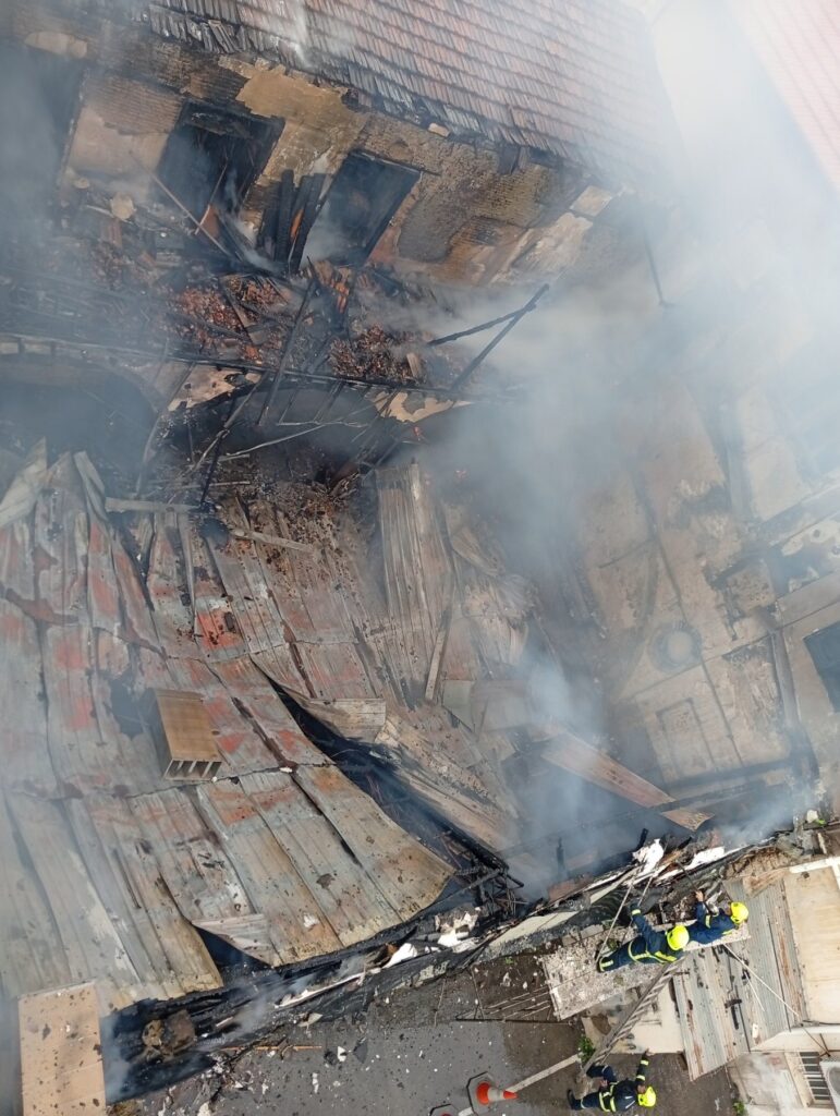 Μεγάλη πυρκαγιά σε παλιό κτίριο απέναντι από το ΤΕΠΑΚ στη Λεμεσό – Κατέρρευσε μέρος της οροφής – Γίνονται εκκενώσεις