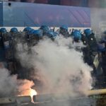 Μεγάλης έκτασης επεισόδια στο Τορίνο – Αστυνομικός χτυπήθηκε από διαδηλωτές με σφυρί (φωτό, βίντεο) Italia torino