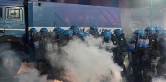 Μεγάλης έκτασης επεισόδια στο Τορίνο – Αστυνομικός χτυπήθηκε από διαδηλωτές με σφυρί (φωτό, βίντεο) Italia torino