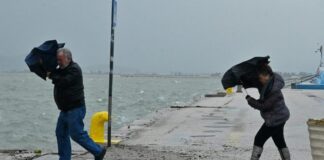 Οι νοτιάδες κρατούν δεμένα τα πλοία στα λιμάνια – Πού ισχύει απαγορευτικό απόπλου Kairos anemoi 696x423