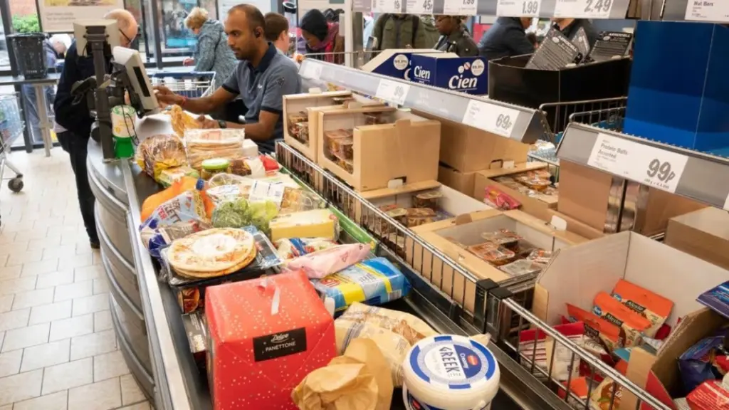 Μπήκε στο Lidl με 1 λίρα και κατάφερε να αγοράσει πρωινό, μεσημεριανό και βραδινό