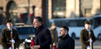 Ζελένσκυ και Ρούτε σε μνημείο για τους πεσόντες Ουκρανούς στο Κίεβο Oute zelensky