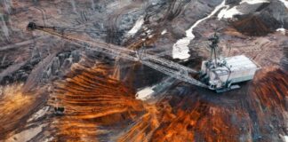 Σπάνιες γαίες: Η αχίλλειος πτέρνα της ευρωπαϊκής οικονομίας A,Large,Walking,Excavator,Works,In,A,Quarry,For,The