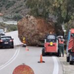 ΦΩΤΟ: Τεράστιος βράχος έπεσε σε δρόμο λόγω της σφοδρής βροχόπτωσης στη Χίο Vrachos chios 696x393