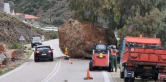 ΦΩΤΟ: Τεράστιος βράχος έπεσε σε δρόμο λόγω της σφοδρής βροχόπτωσης στη Χίο Vrachos chios 696x393