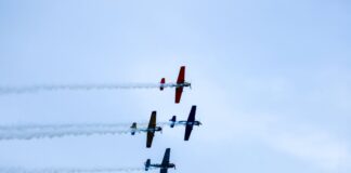 Γιατί τα αεροπλάνα αφήνουν λευκές γραμμές στον ουρανό;