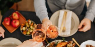 «Τσιμπάει» η έξοδος για φαγητό – 26% ακριβότερη η εστίαση από το 2023