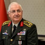 «Έτοιμοι για πόλεμο ανά πάσα στιγμή» λέει ο Τούρκος ΥΠΑΜ σε συζήτηση για S-400
