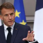 Γαλλία: Ο Μακρόν δεν αποκλείει μείωση των φόρων στα καύσιμα