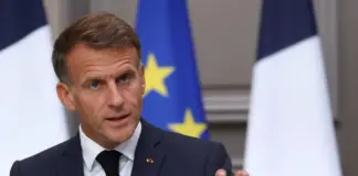 Γαλλία: Ο Μακρόν δεν αποκλείει μείωση των φόρων στα καύσιμα