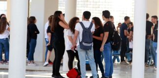 Aποχή μαθητών κατά την ώρα της συνεδρίας της Επιτροπής Παιδείας