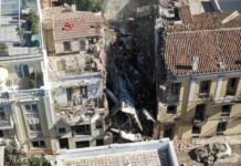 Έκρηξη στην Πλάκα: Συνεχίζονται οι έρευνες για έξι άτομα – «Σηκώθηκε το αυτοκίνητο στον αέρα» (φωτό)