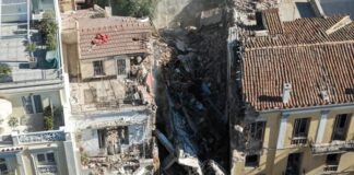 Έκρηξη στην Πλάκα: Συνεχίζονται οι έρευνες για έξι άτομα – «Σηκώθηκε το αυτοκίνητο στον αέρα» (φωτό)