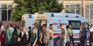 Συνελήφθησαν ο δράστης επίθεσης έξω από λύκειο στην Τουρκία, οι γονείς και ο παππούς του