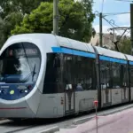 Πειραιάς: Τραμ παρέσυρε πεζή στην Ακτή Ποσειδώνος – Διασωληνωμένη η γυναίκα