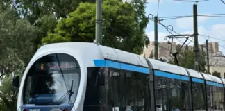 Πειραιάς: Τραμ παρέσυρε πεζή στην Ακτή Ποσειδώνος – Διασωληνωμένη η γυναίκα
